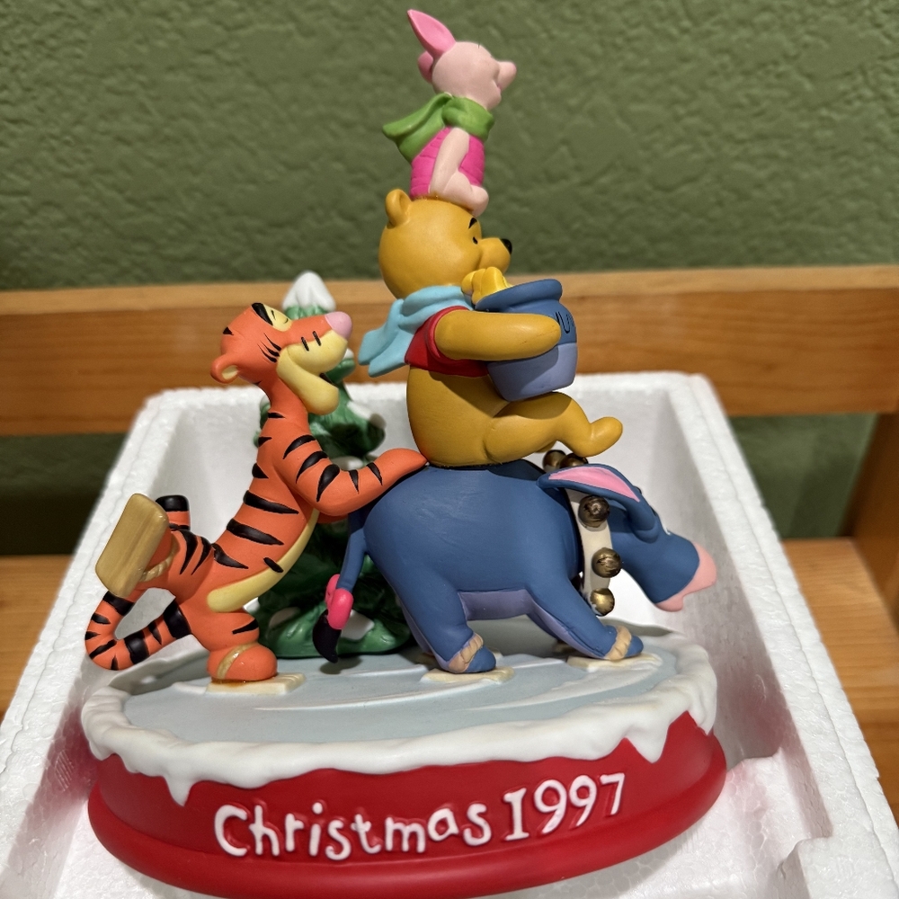 *RARE* Vintage Disney Christmas 1997 Pooh's Sleighing Party Figurine